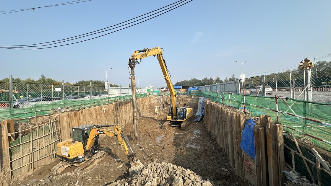 Hydraulic Vibroflot with 220 kN Centrifugal Force 20 m³/min Air Compressor and 500-800 mm Diameter for High Compaction Efficiency